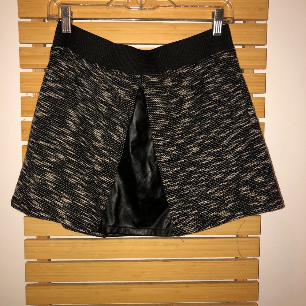 B&W skirt with leather details & pockets.